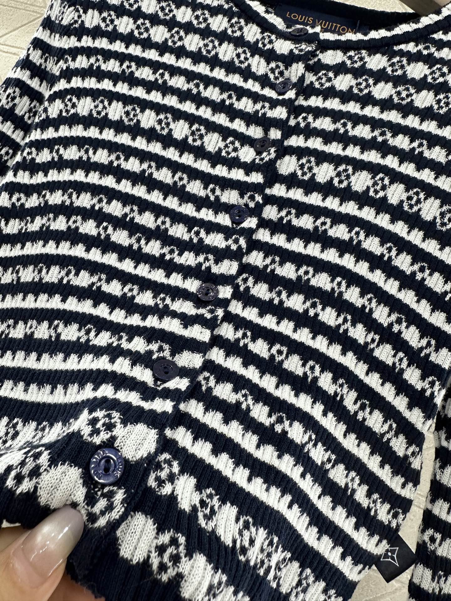 L 2025 new products Knitted cardigan