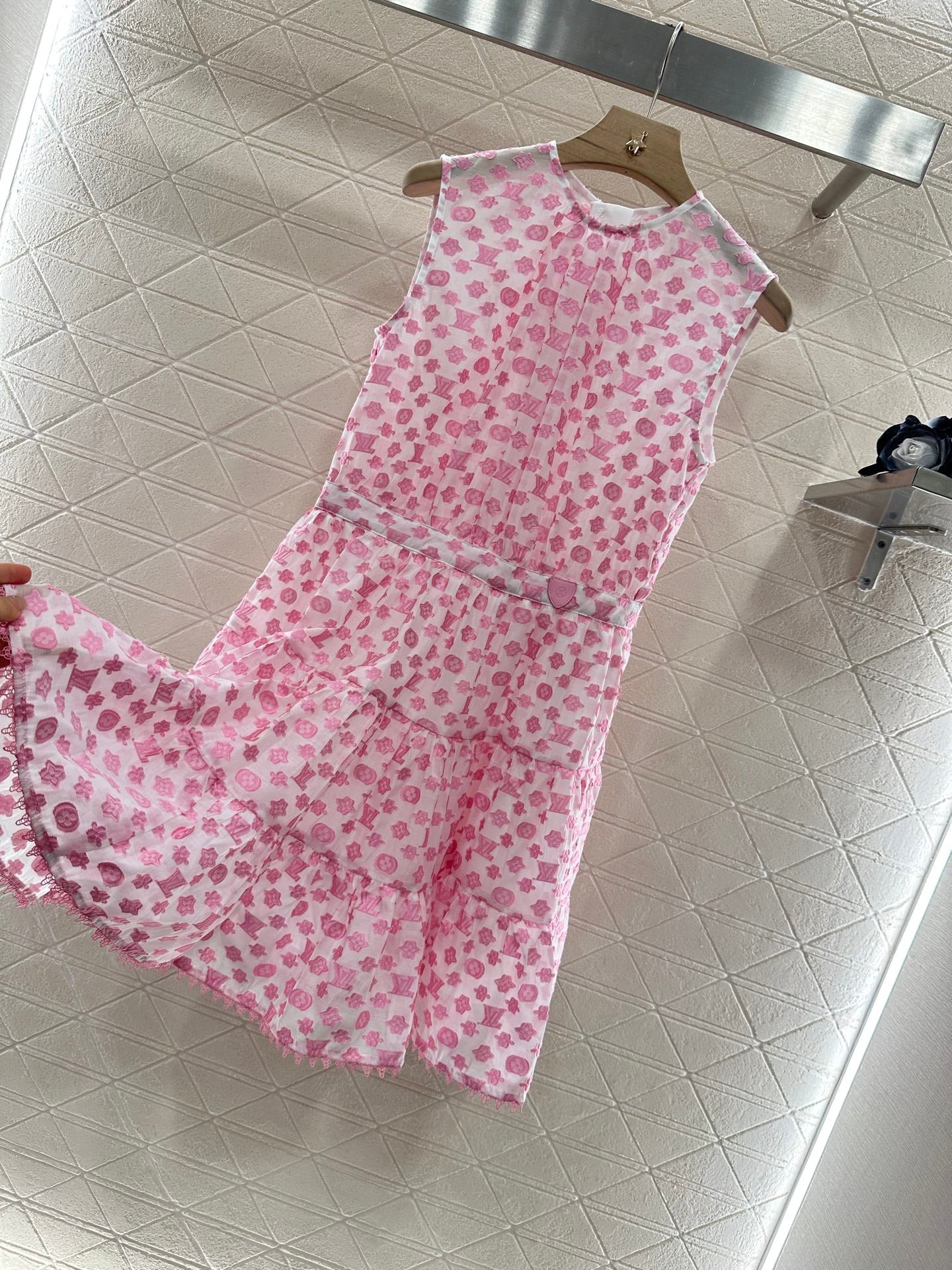 L 25 new products Sleeveless dress