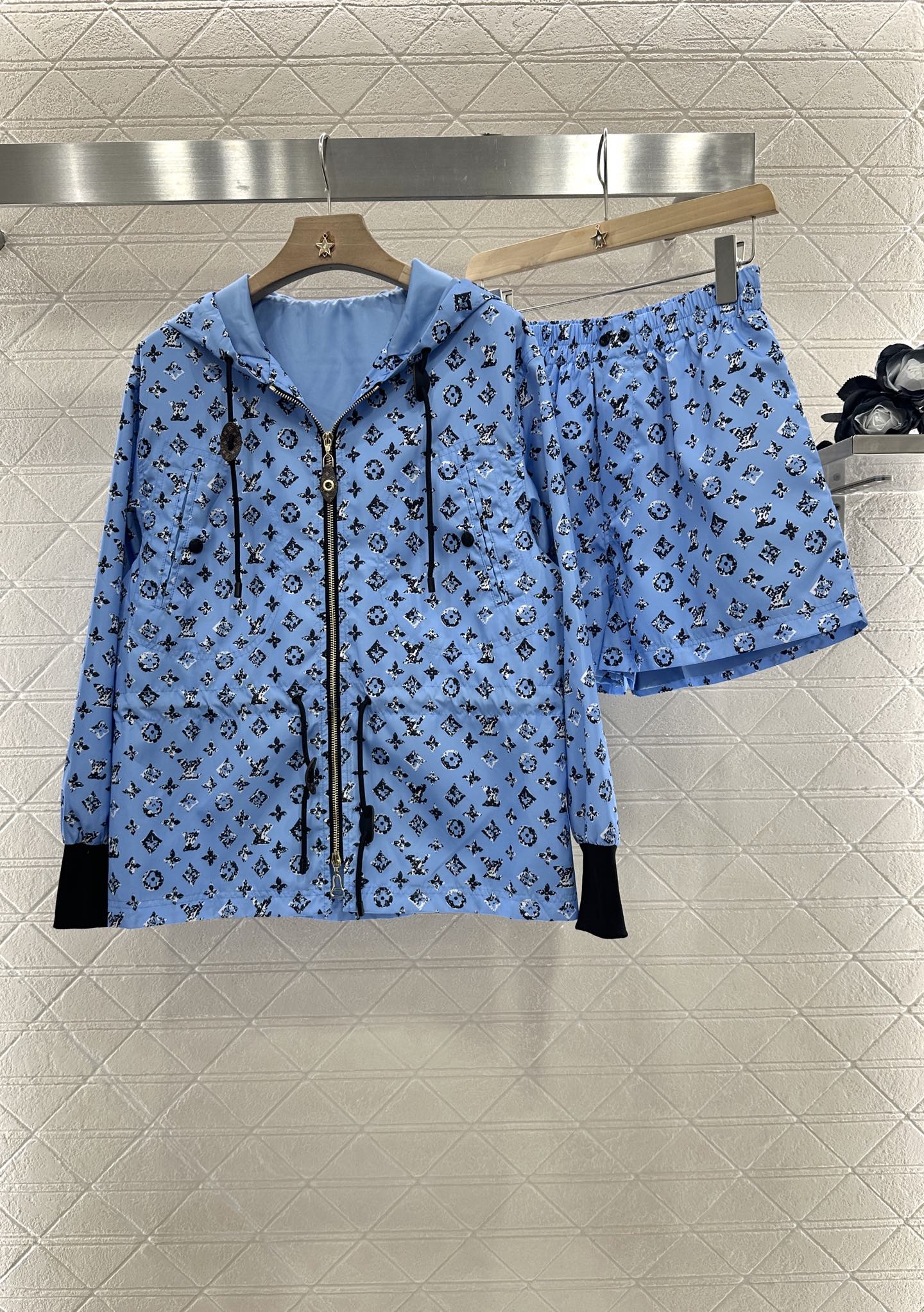 L New Arrival Hooded Jacket and Shorts Set