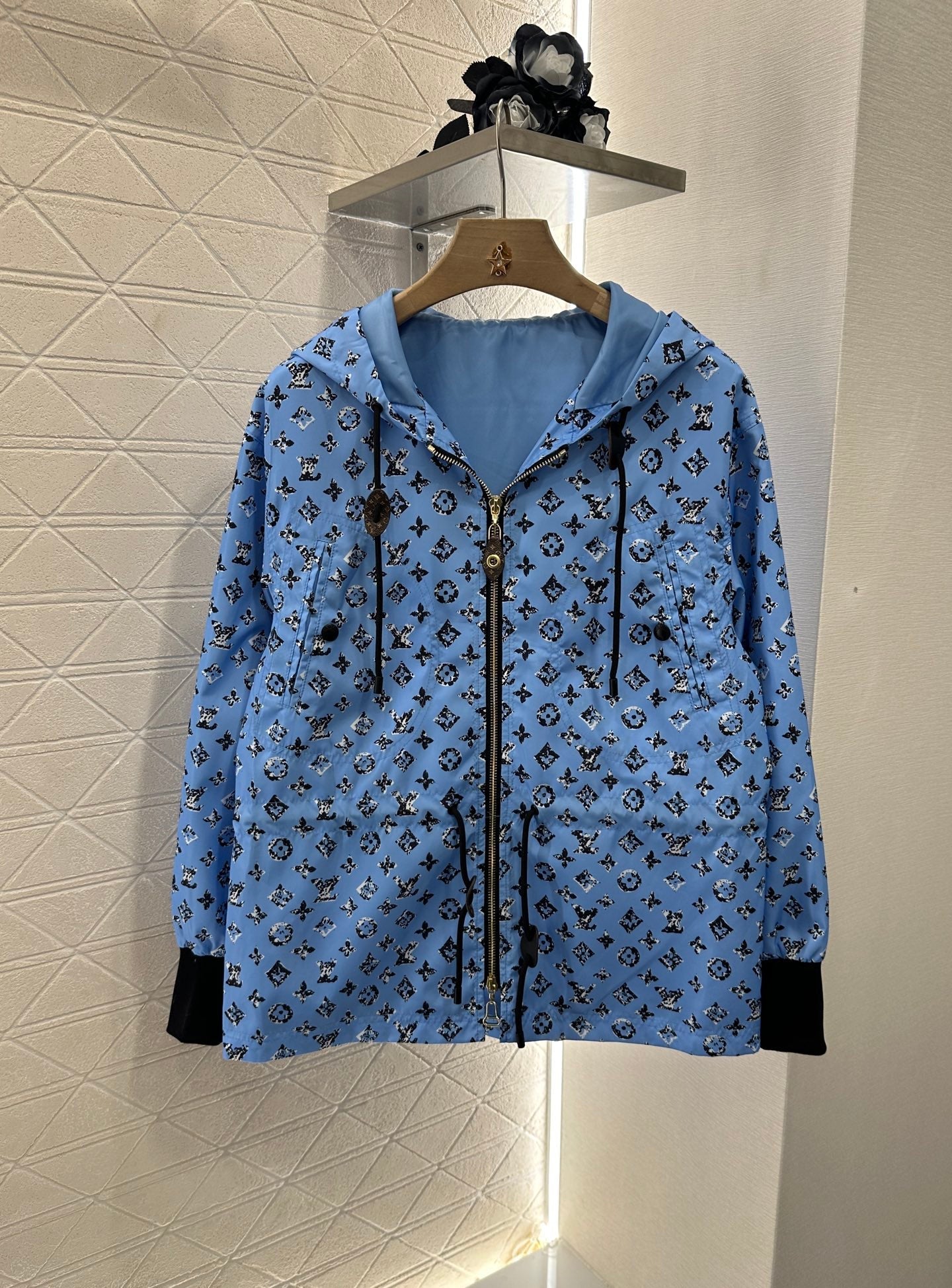 L New Arrival Hooded Jacket and Shorts Set
