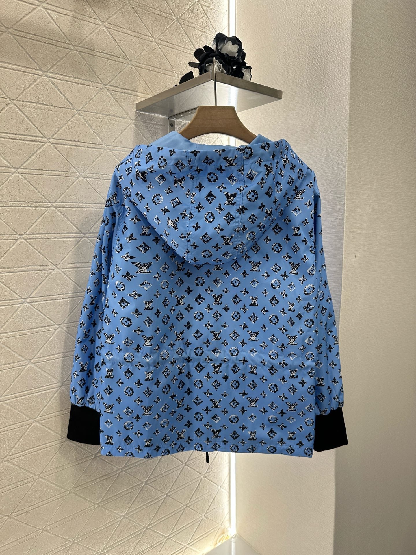 L New Arrival Hooded Jacket and Shorts Set