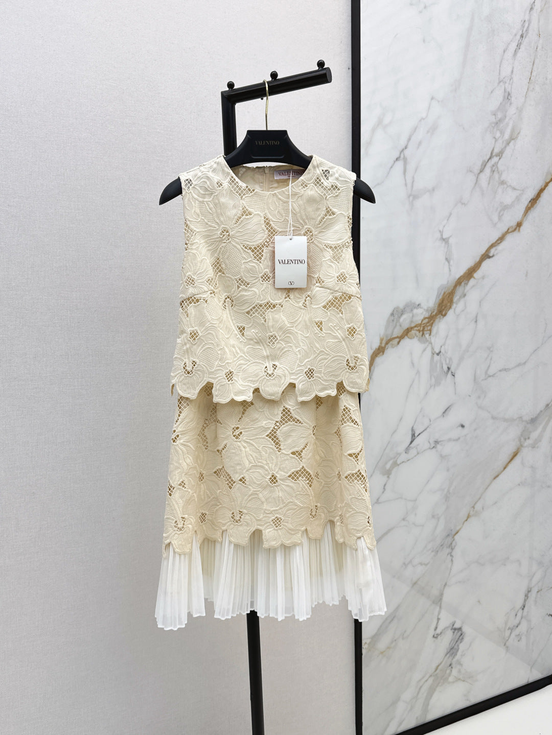V 25ss embroidered dress