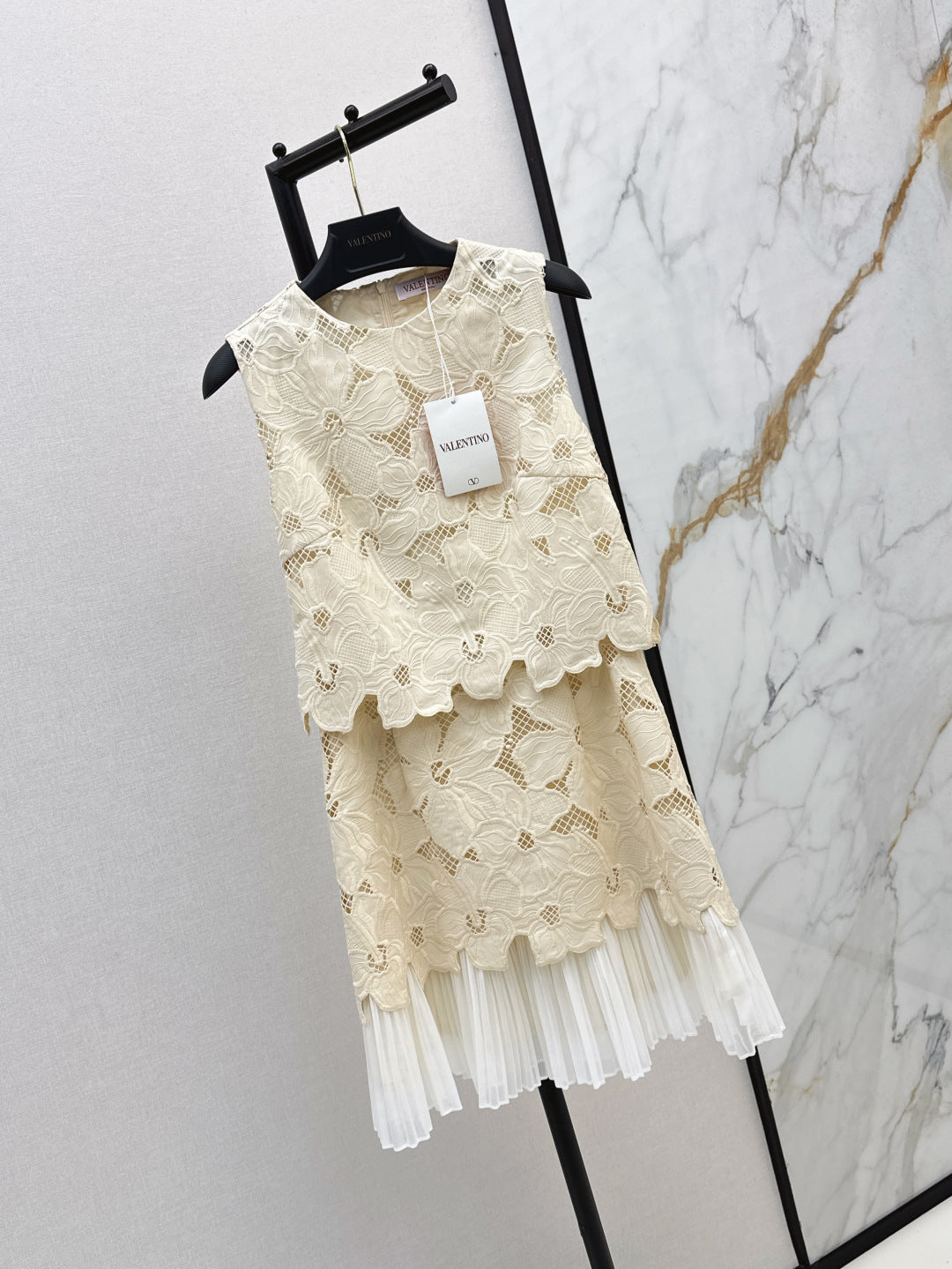 V 25ss embroidered dress