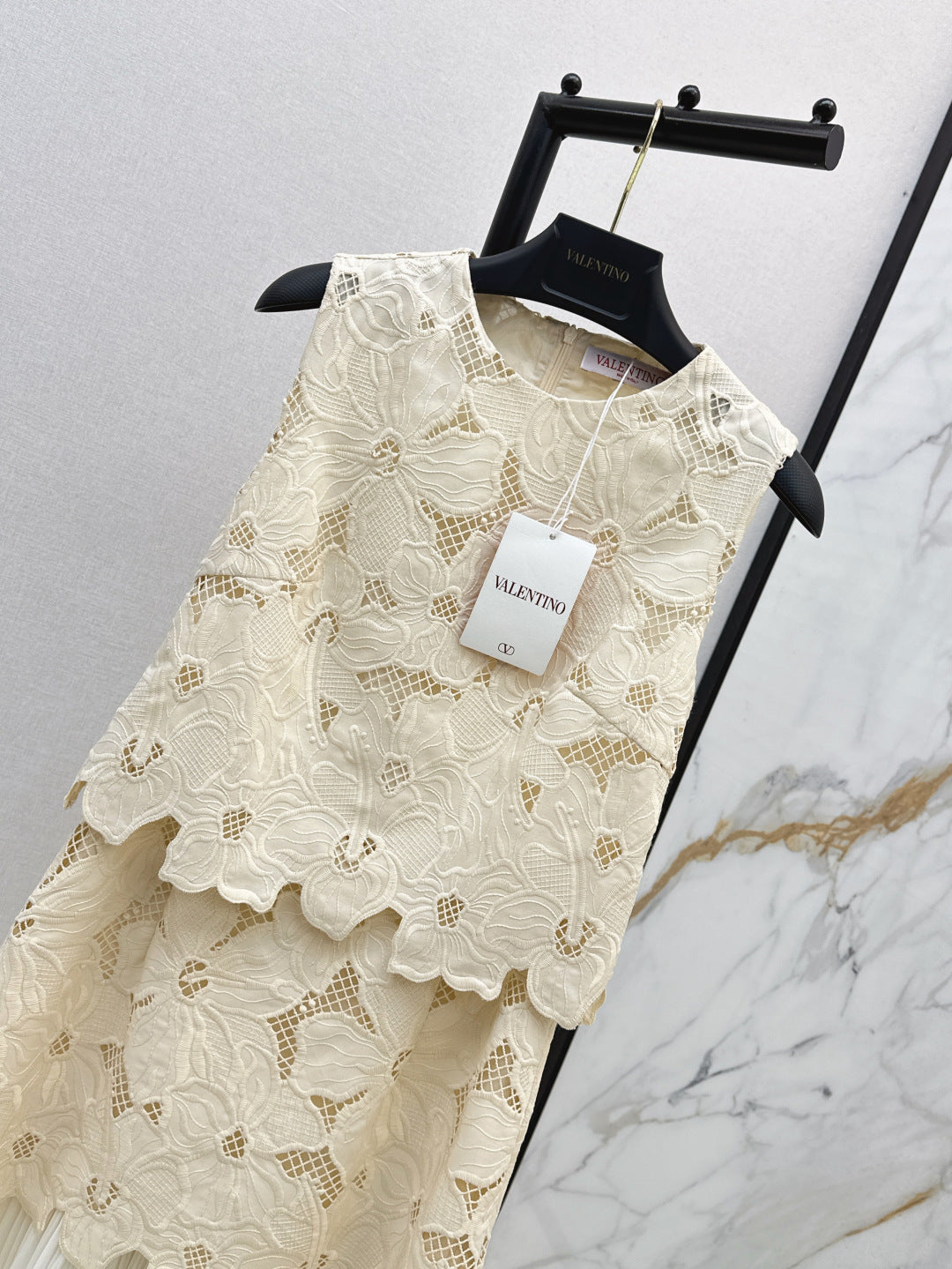 V 25ss embroidered dress
