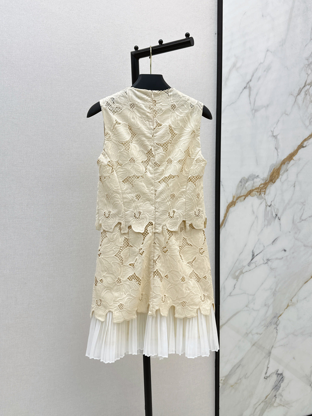 V 25ss embroidered dress