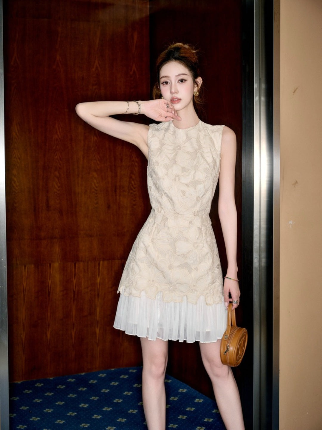 V 25ss embroidered dress
