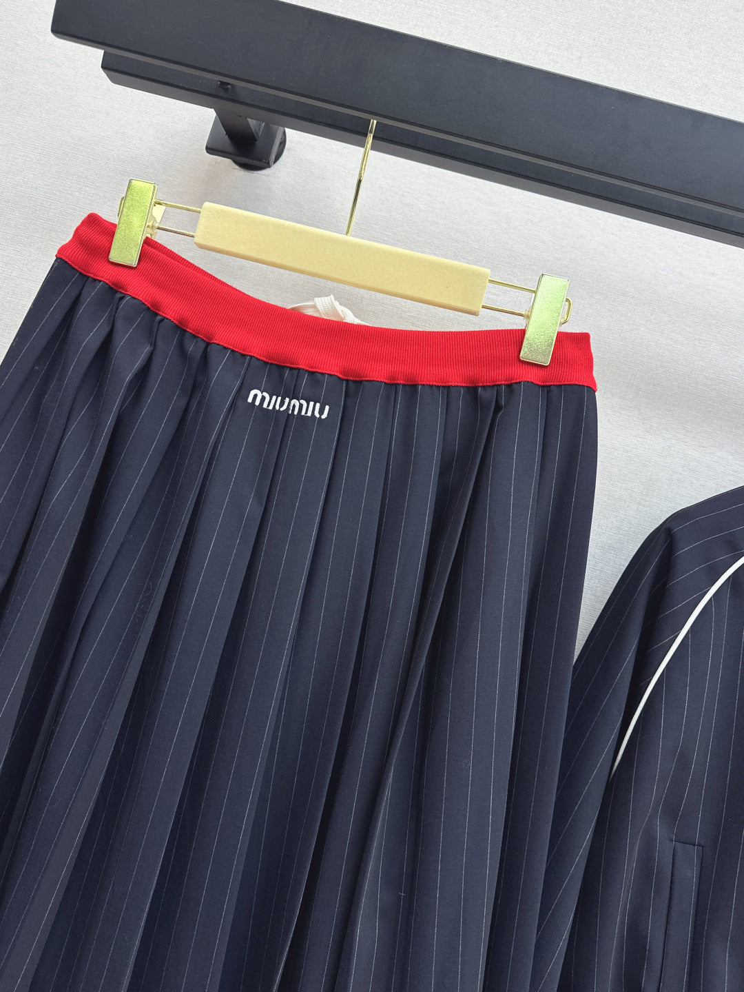 M 25fw pleated skirt