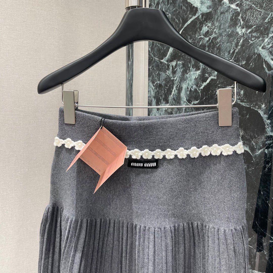 M 25fw embroidered flower pleated skirt