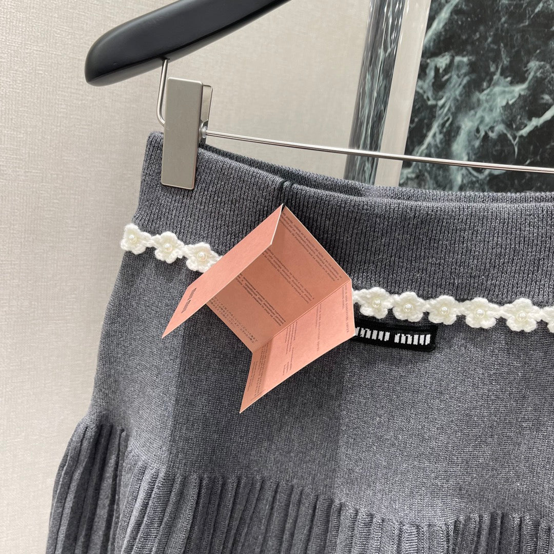 M 25fw embroidered flower pleated skirt