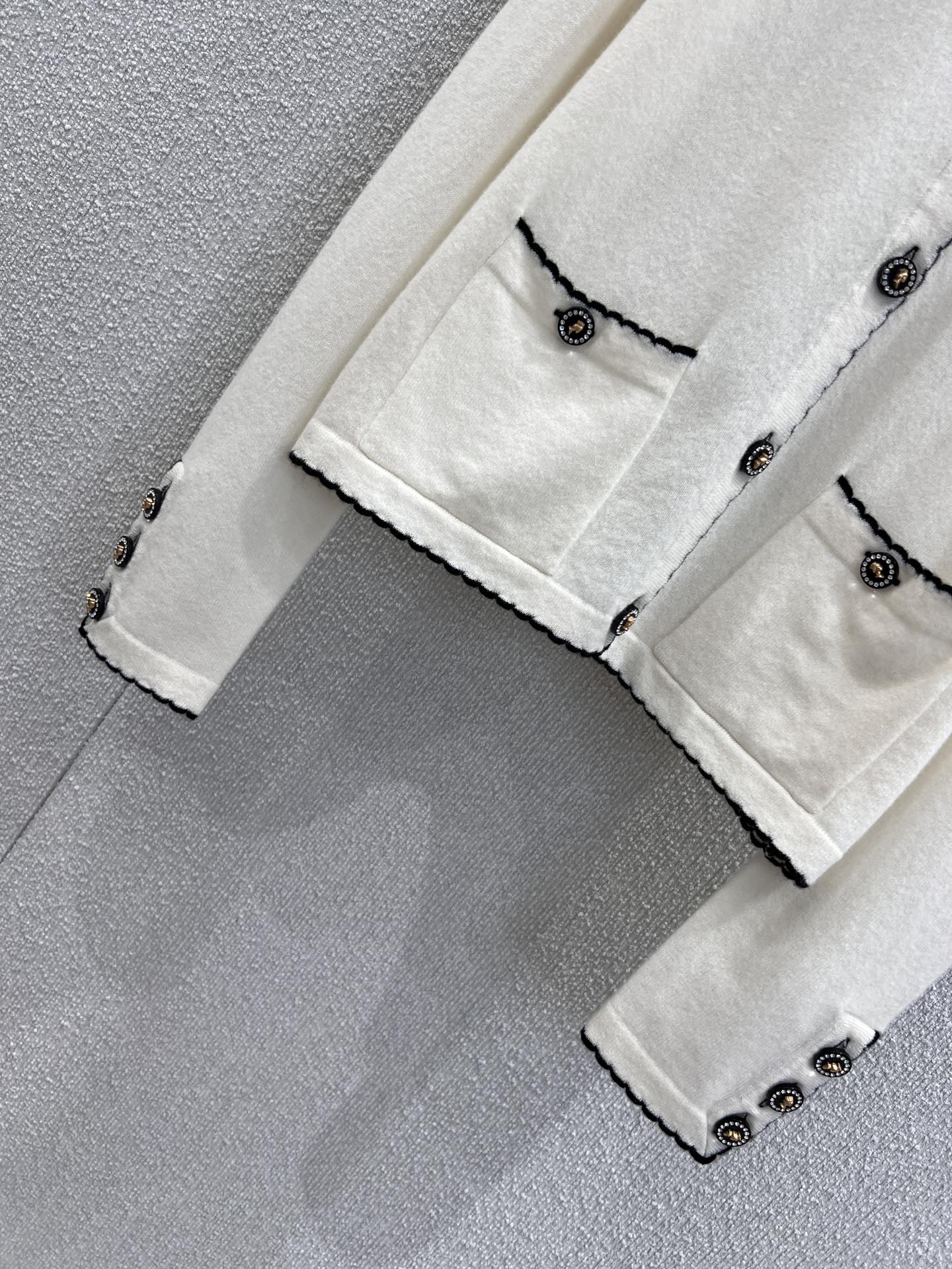 C 25B High-end Handicraft Series Double Pocket Round Neck Knit Cardigan