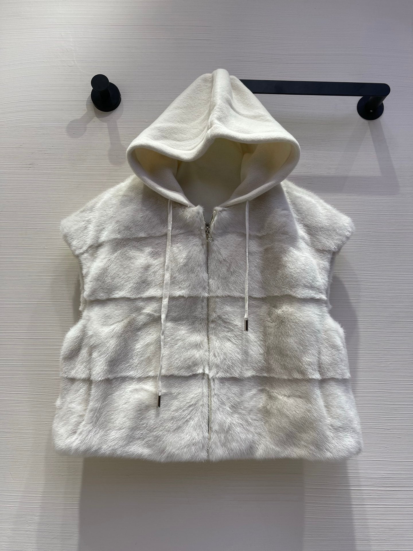 lor 25 Mink cashmere hooded vest