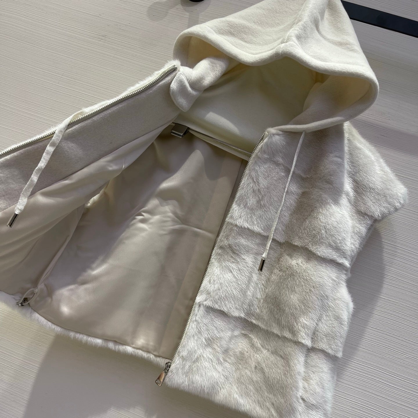 lor 25 Mink cashmere hooded vest