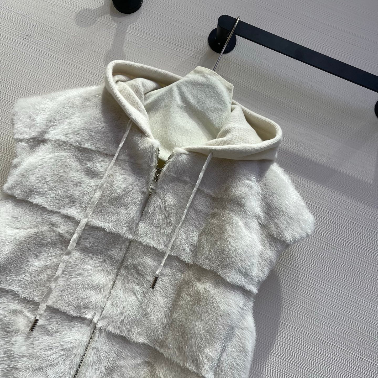 lor 25 Mink cashmere hooded vest