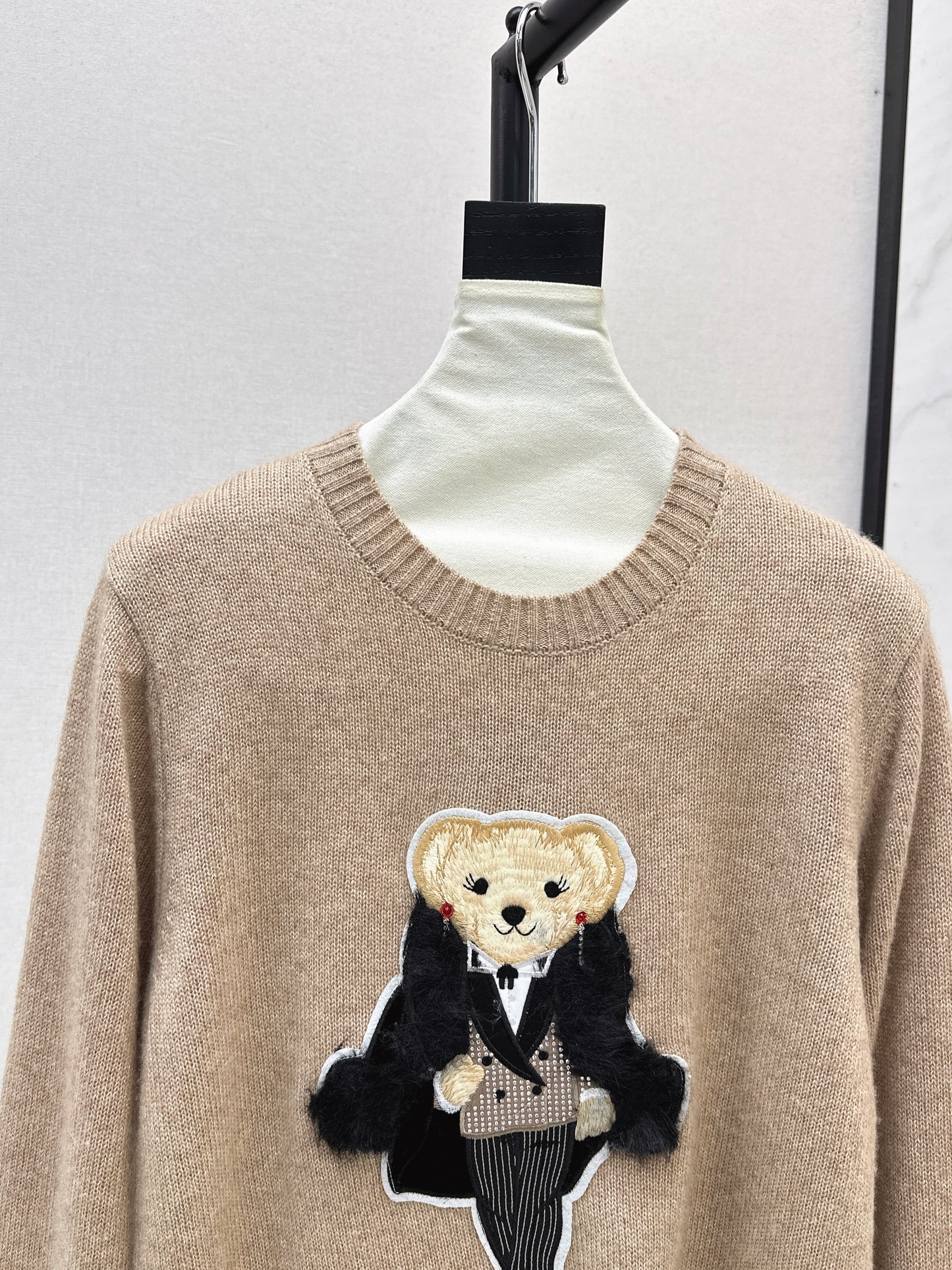 Ral 25 New Bear Embroidered Crew Neck Sweater(white/khaki)