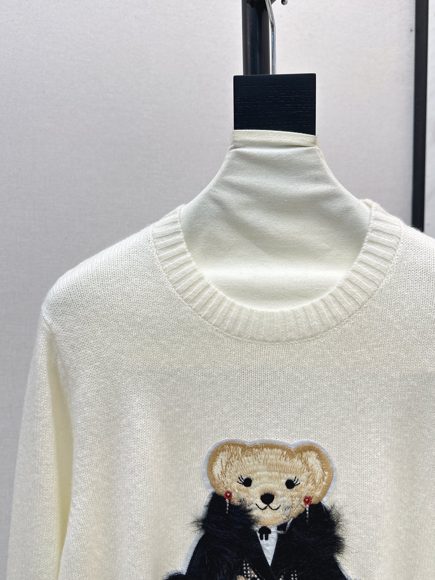Ral 25 New Bear Embroidered Crew Neck Sweater(white/khaki)
