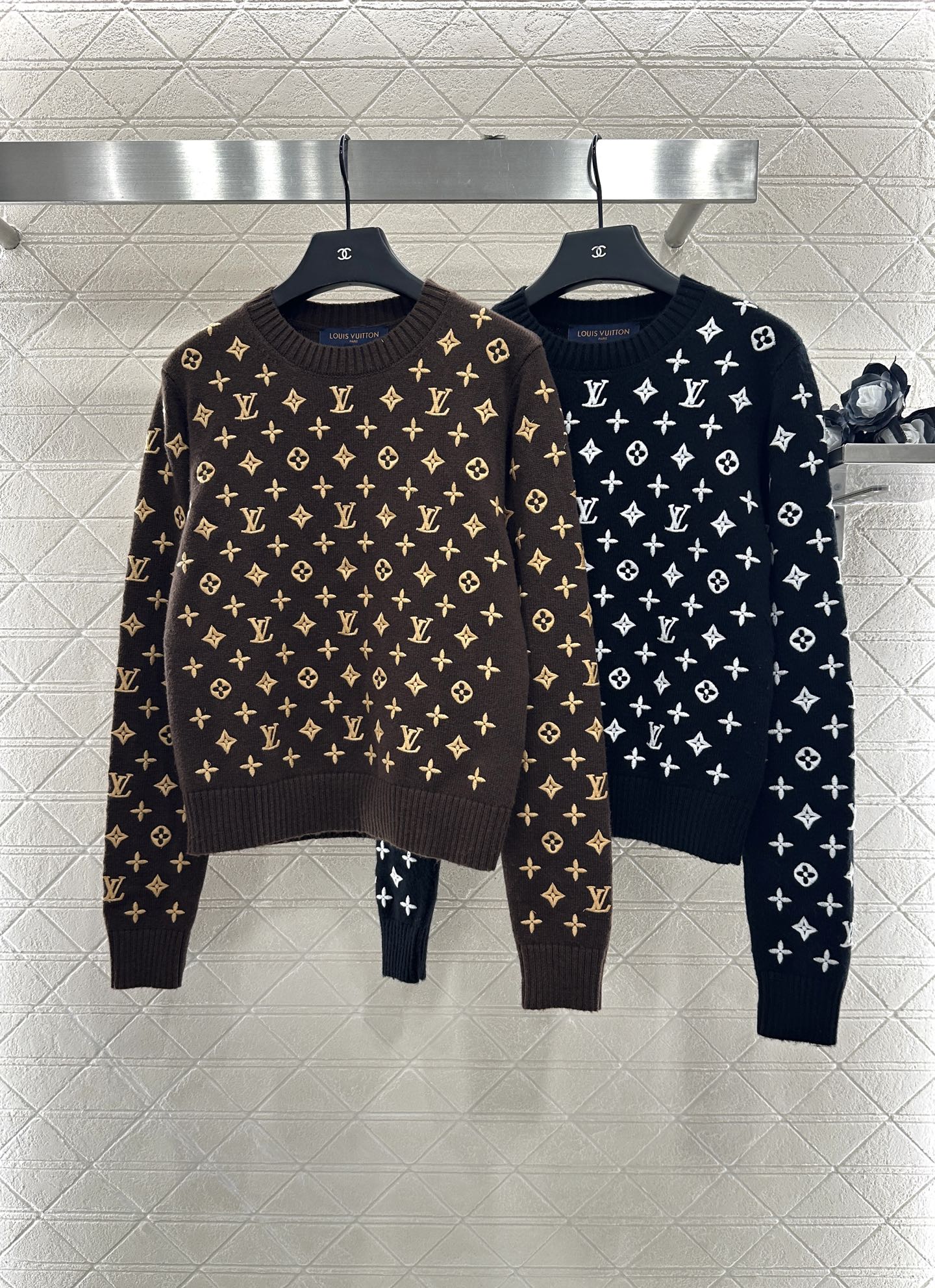 L 25 Crew neck embroidered cashmere sweater