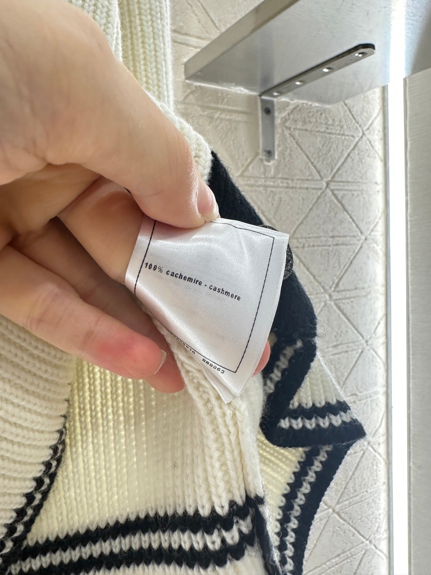 C 25 V-neck cashmere sweater