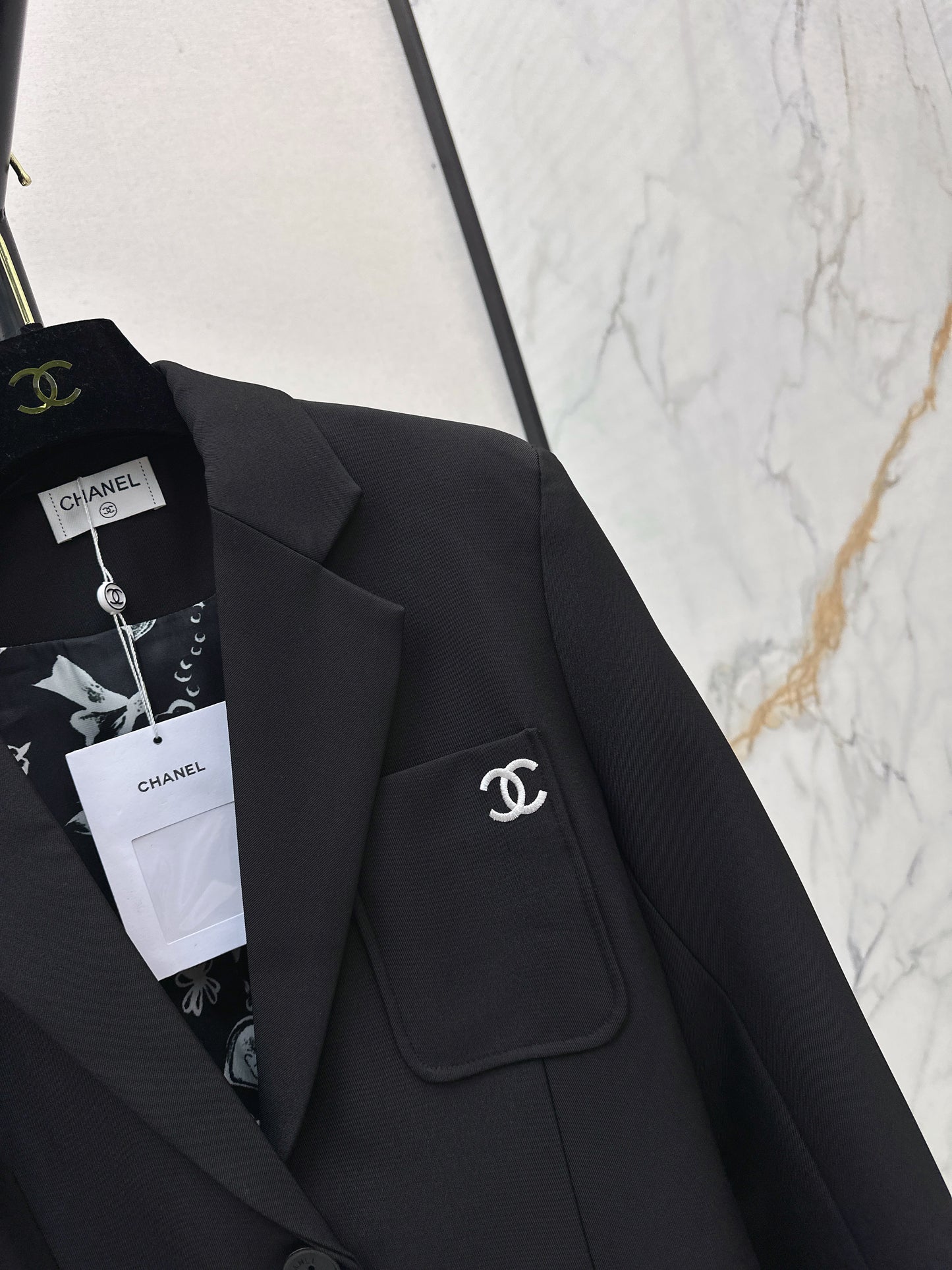 C 25 Brooch suit jacket