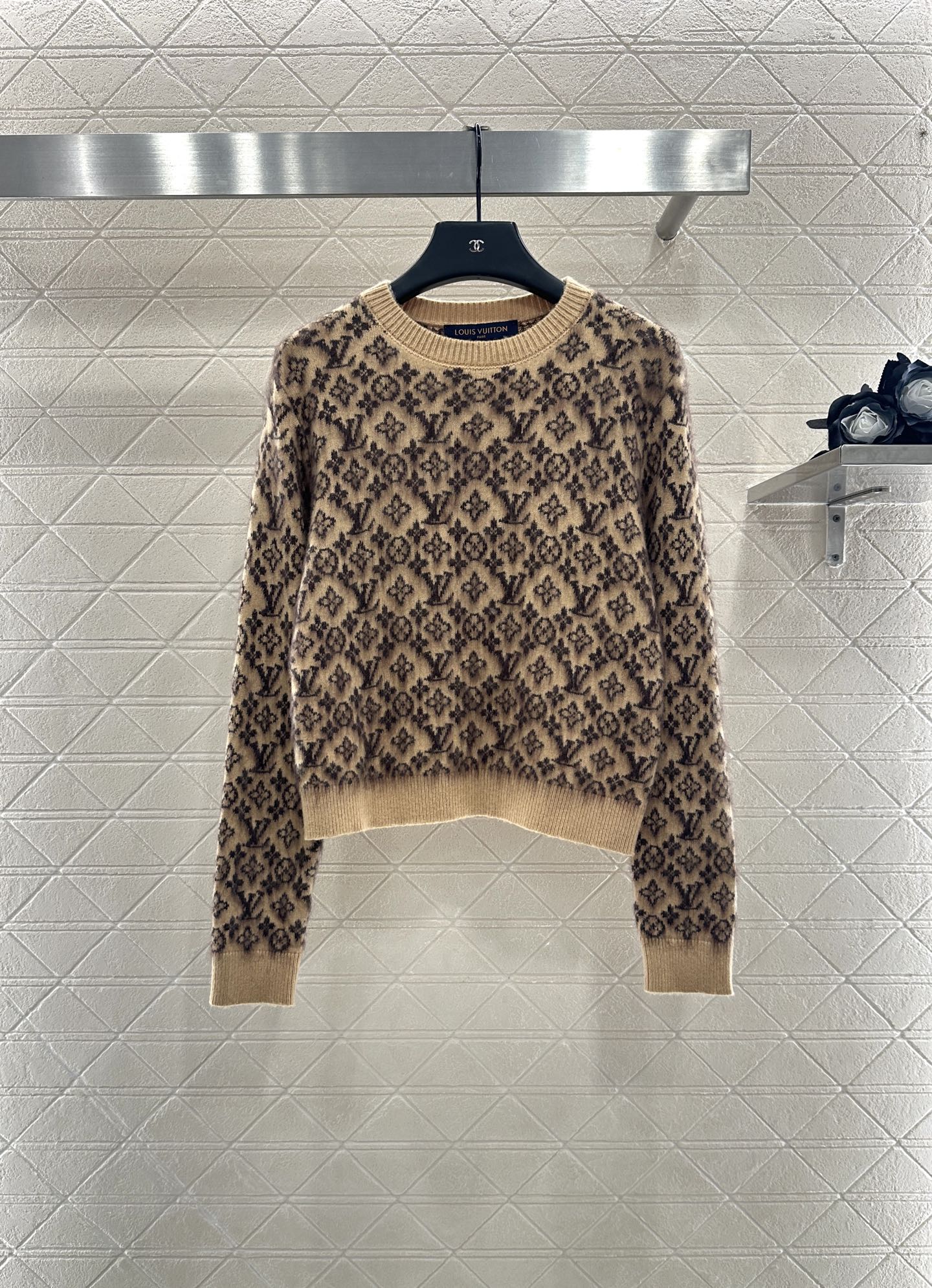 L 25 Knitted wool sweater