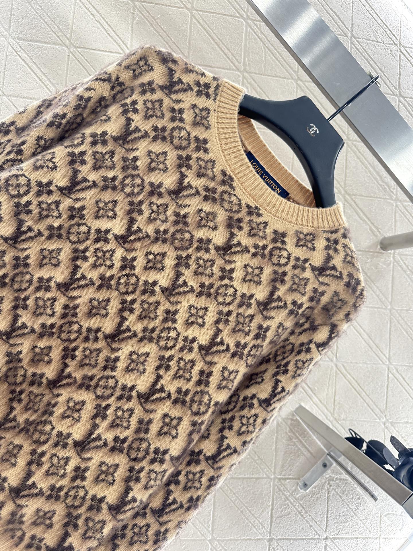 L 25 Knitted wool sweater