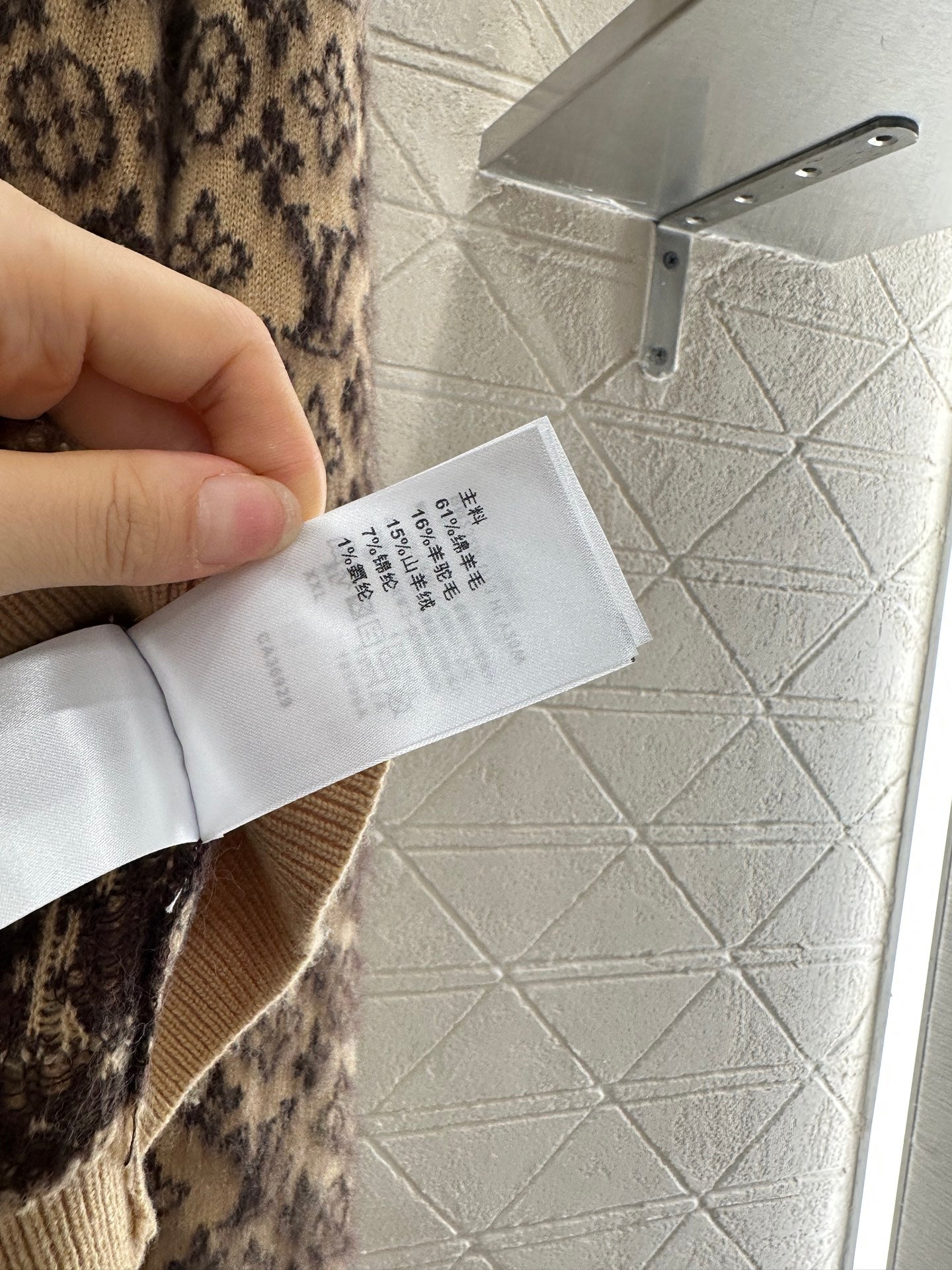 L 25 Knitted wool sweater