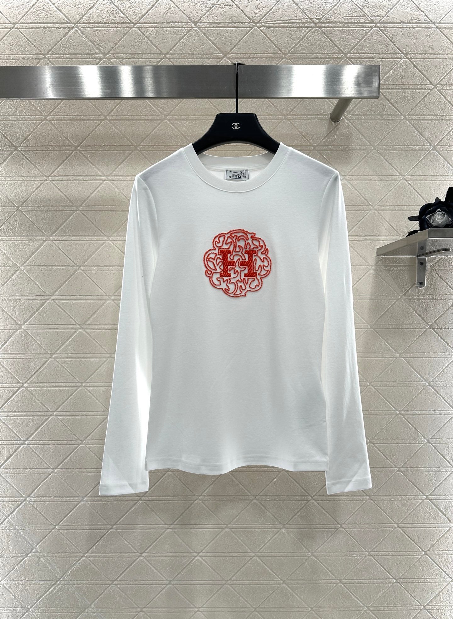 He 25 Slim fit beaded logo top(WHITE/BLACK)