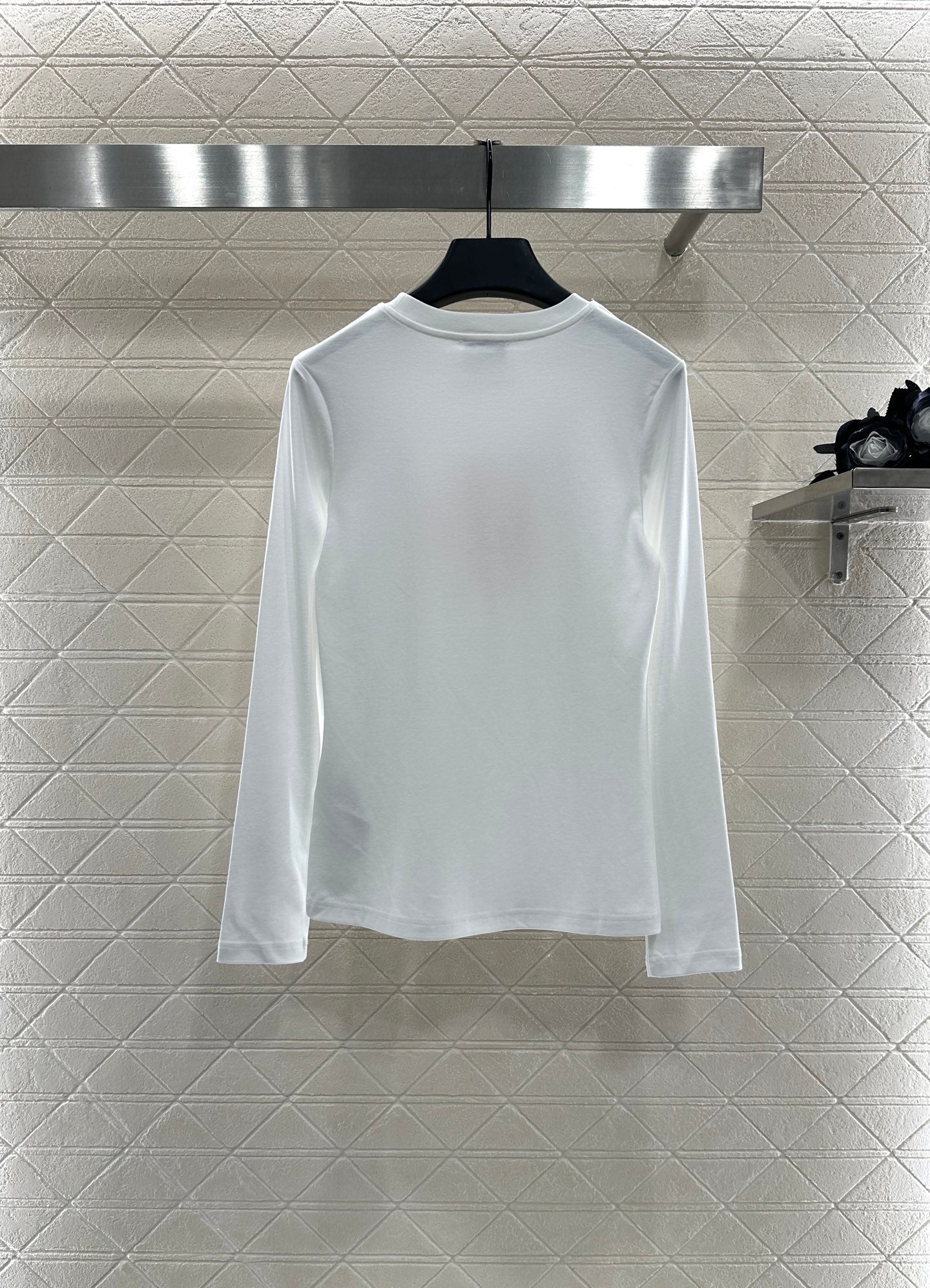 He 25 Slim fit beaded logo top(WHITE/BLACK)