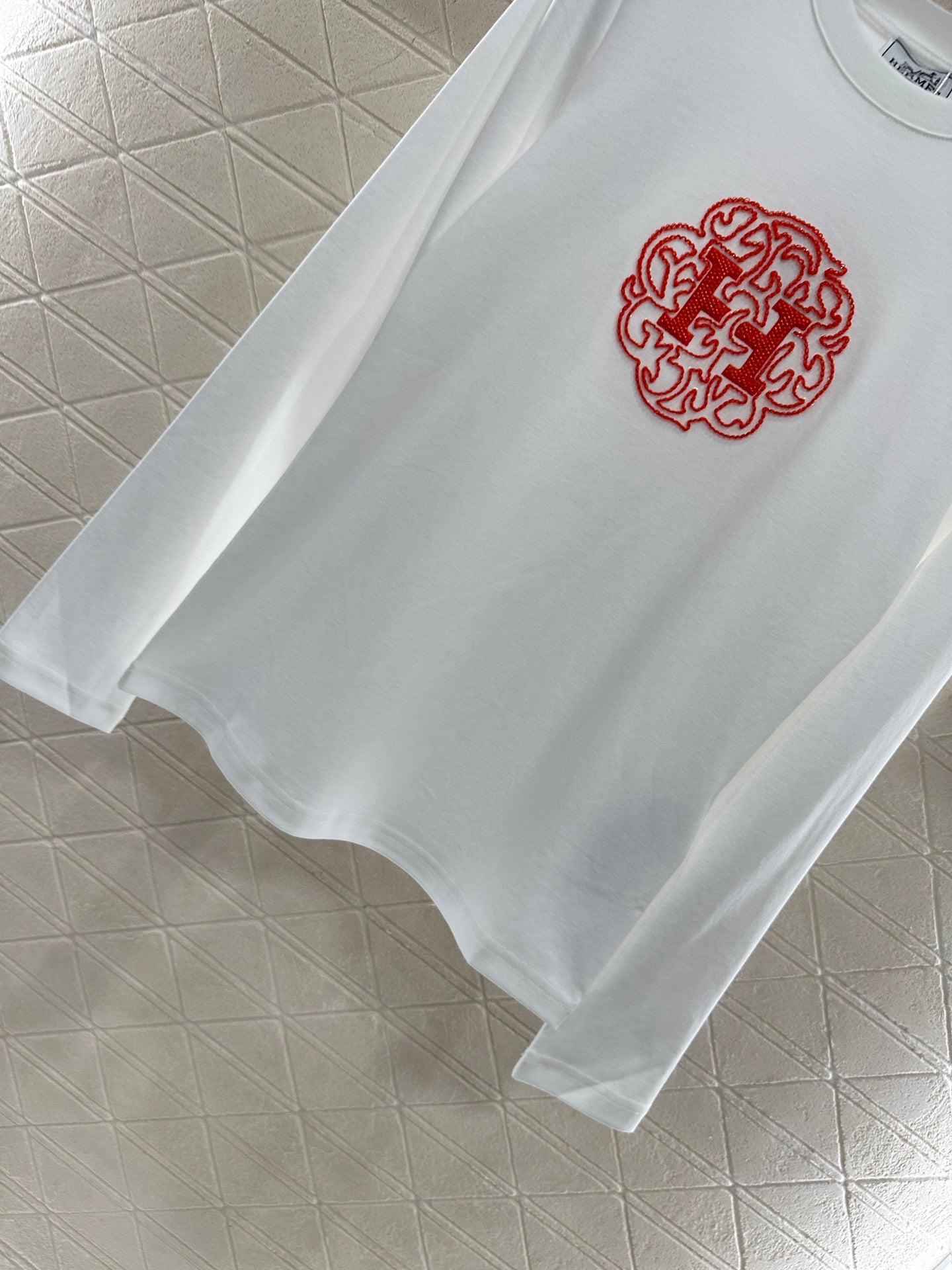 He 25 Slim fit beaded logo top(WHITE/BLACK)