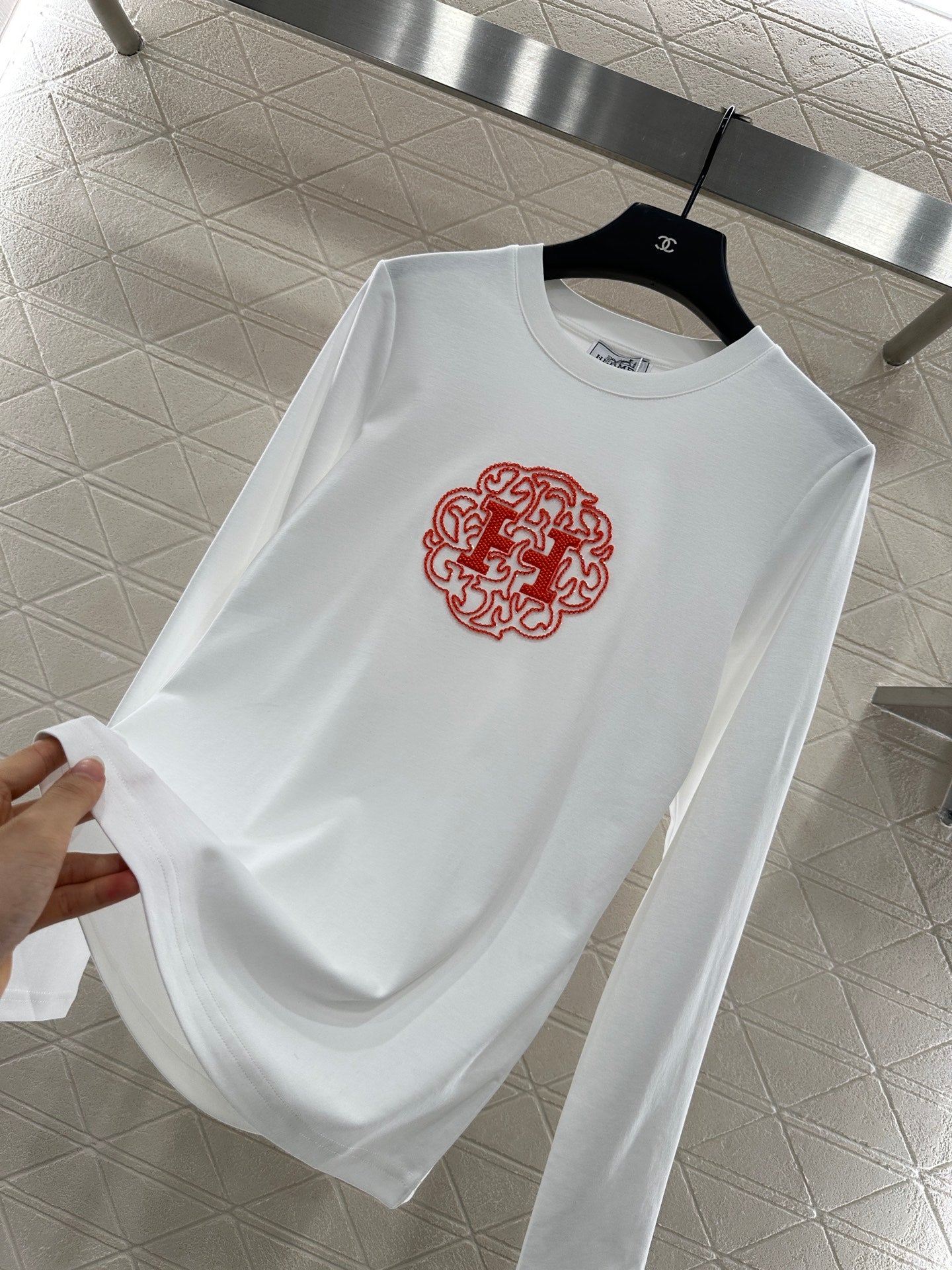 He 25 Slim fit beaded logo top(WHITE/BLACK)