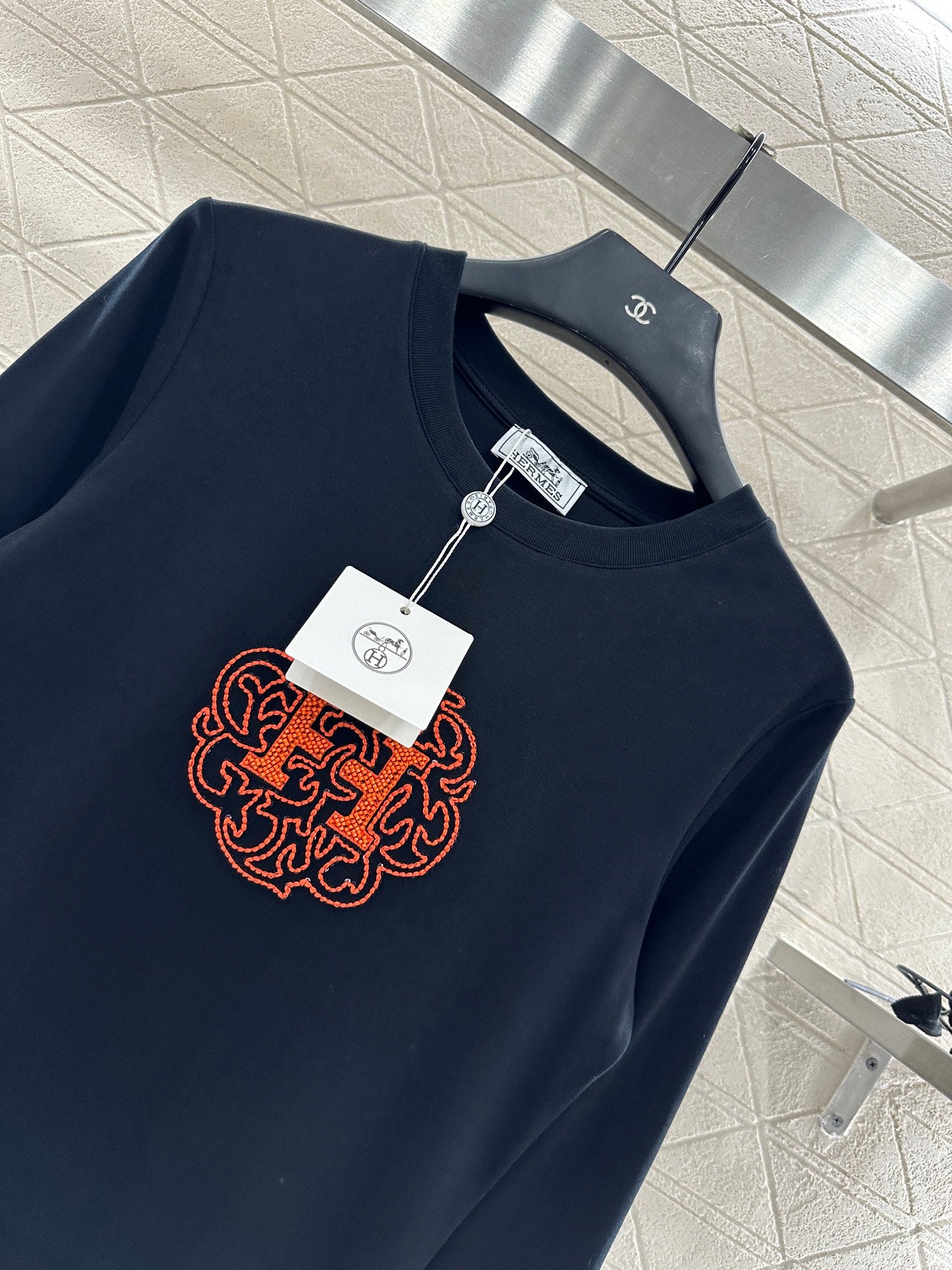 He 25 Slim fit beaded logo top(WHITE/BLACK)