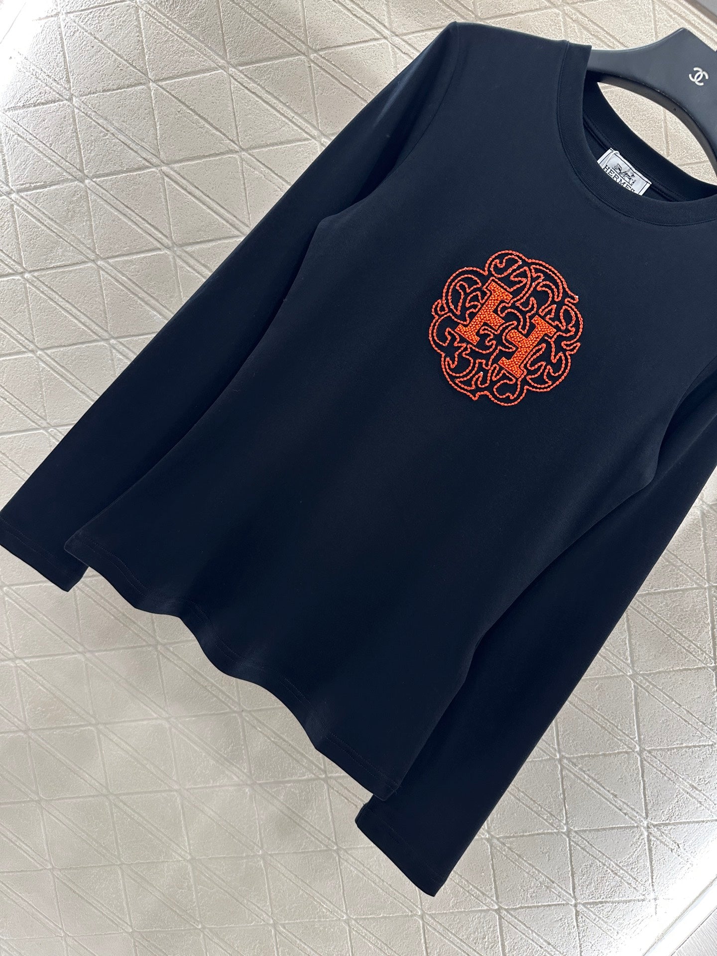 He 25 Slim fit beaded logo top(WHITE/BLACK)