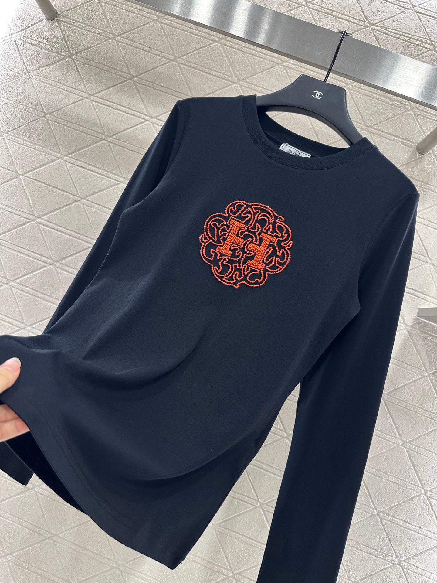 He 25 Slim fit beaded logo top(WHITE/BLACK)