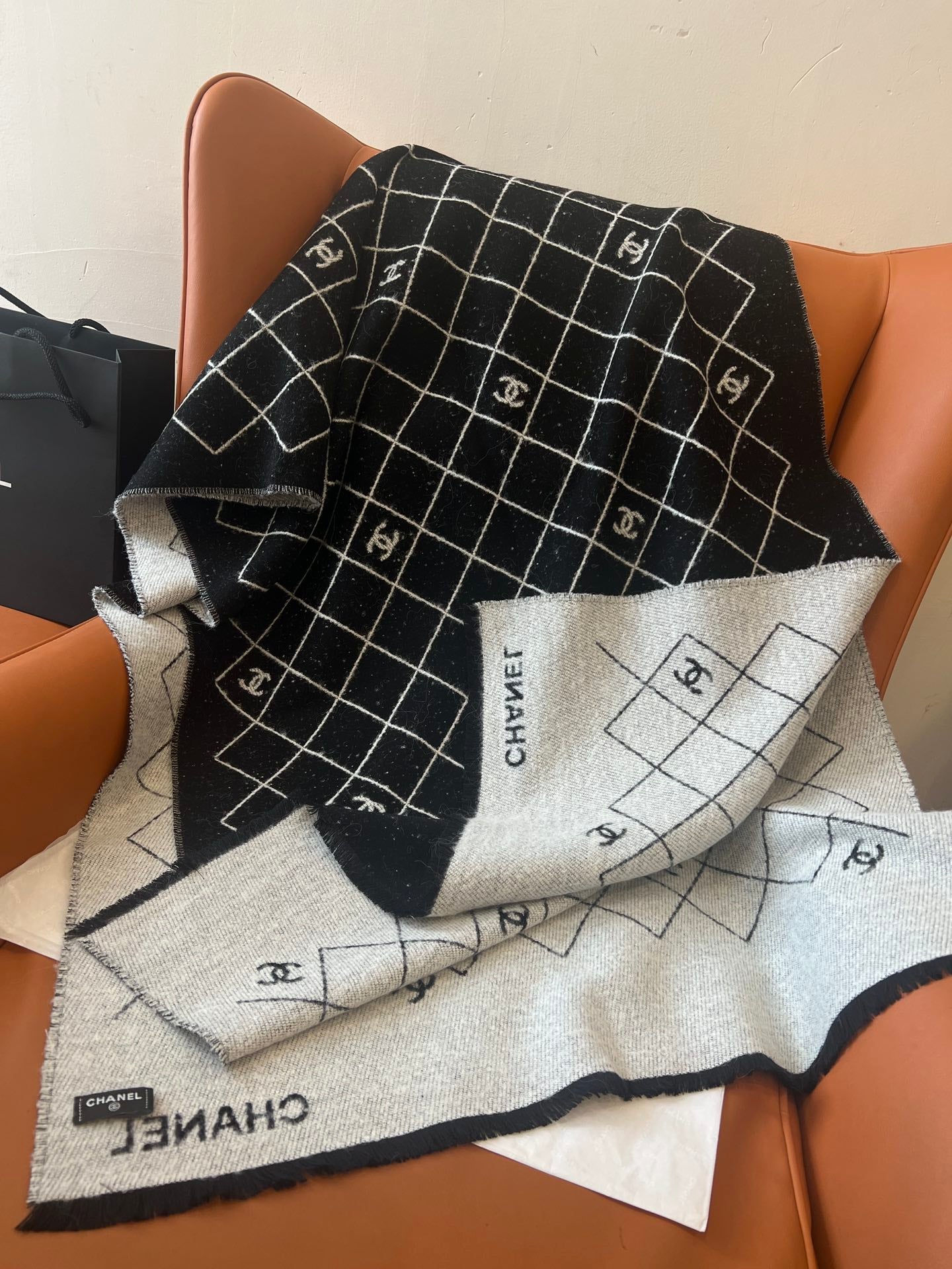 C 25 Large logo scarf with classic diamond pattern.