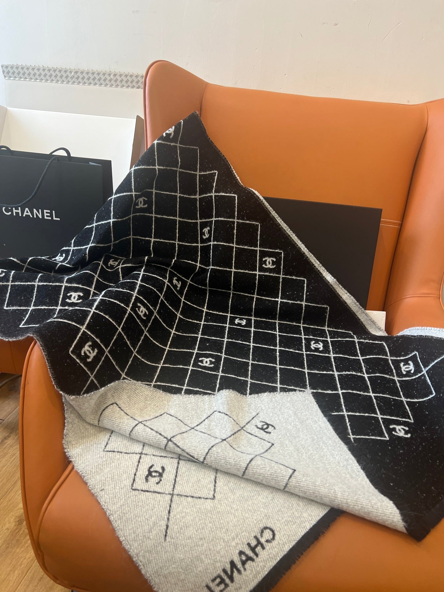 C 25 Large logo scarf with classic diamond pattern.