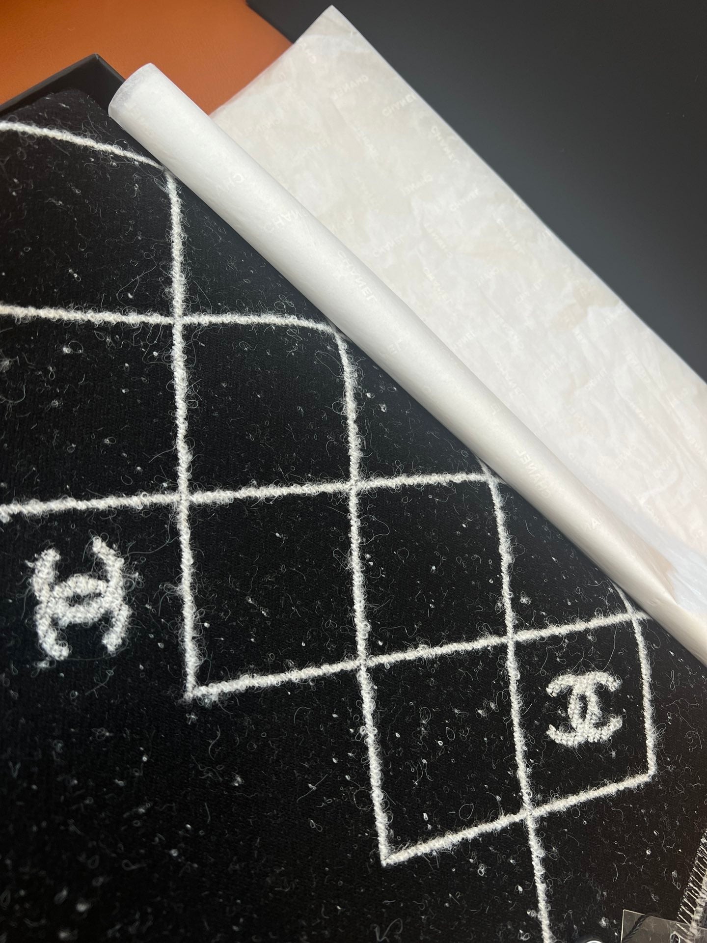 C 25 Large logo scarf with classic diamond pattern.