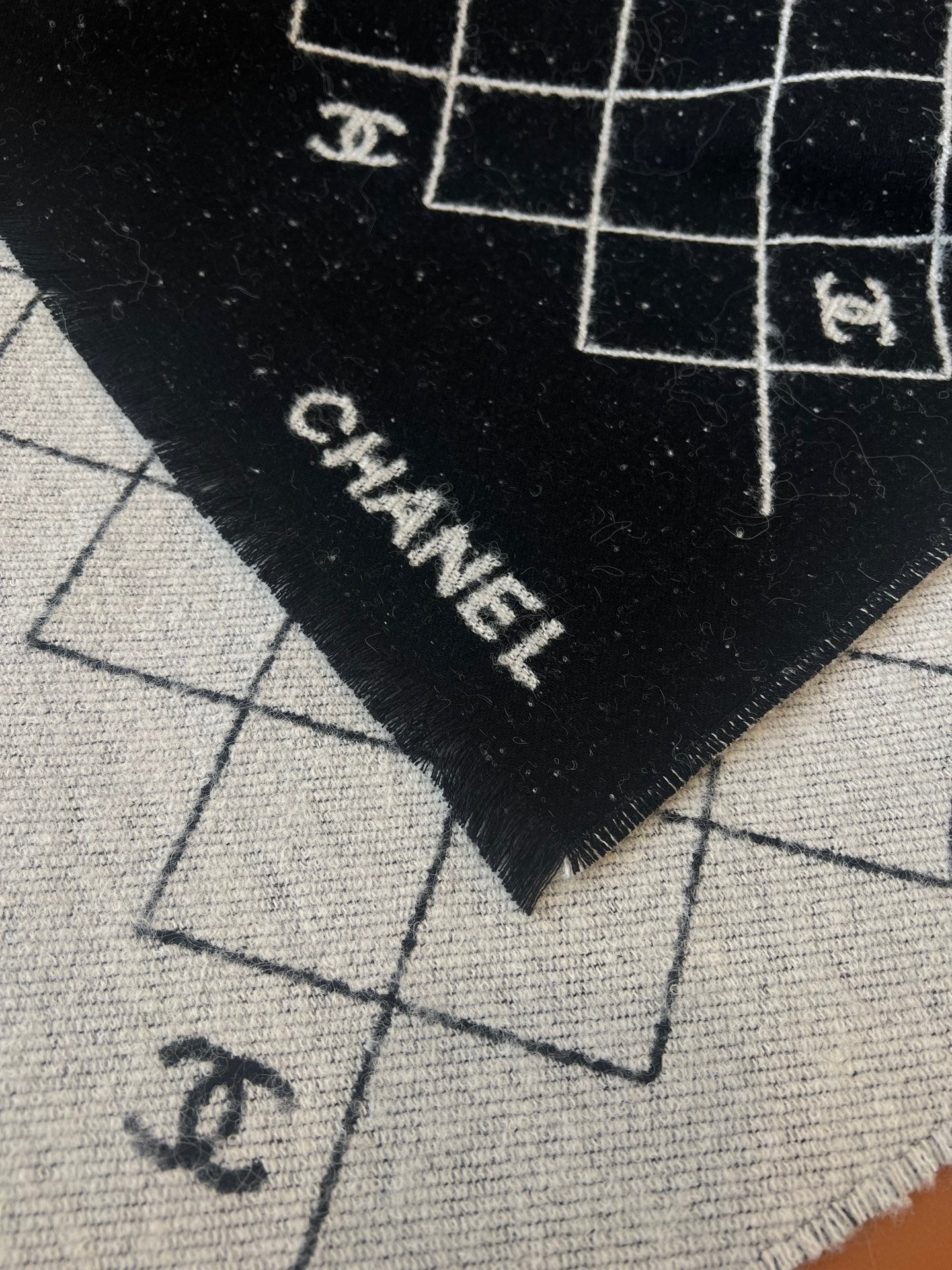 C 25 Large logo scarf with classic diamond pattern.