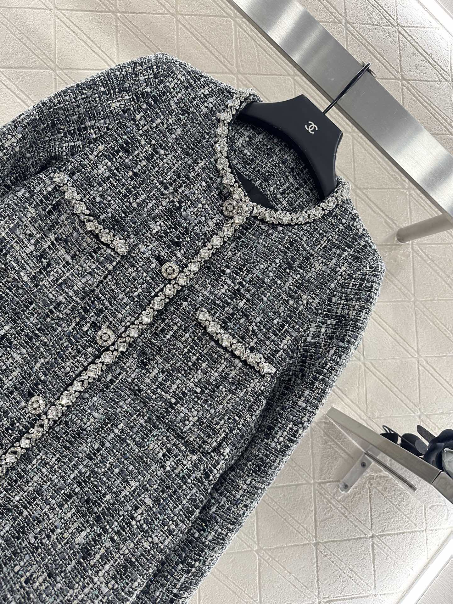 C 25 Crew neck beaded hem jacket