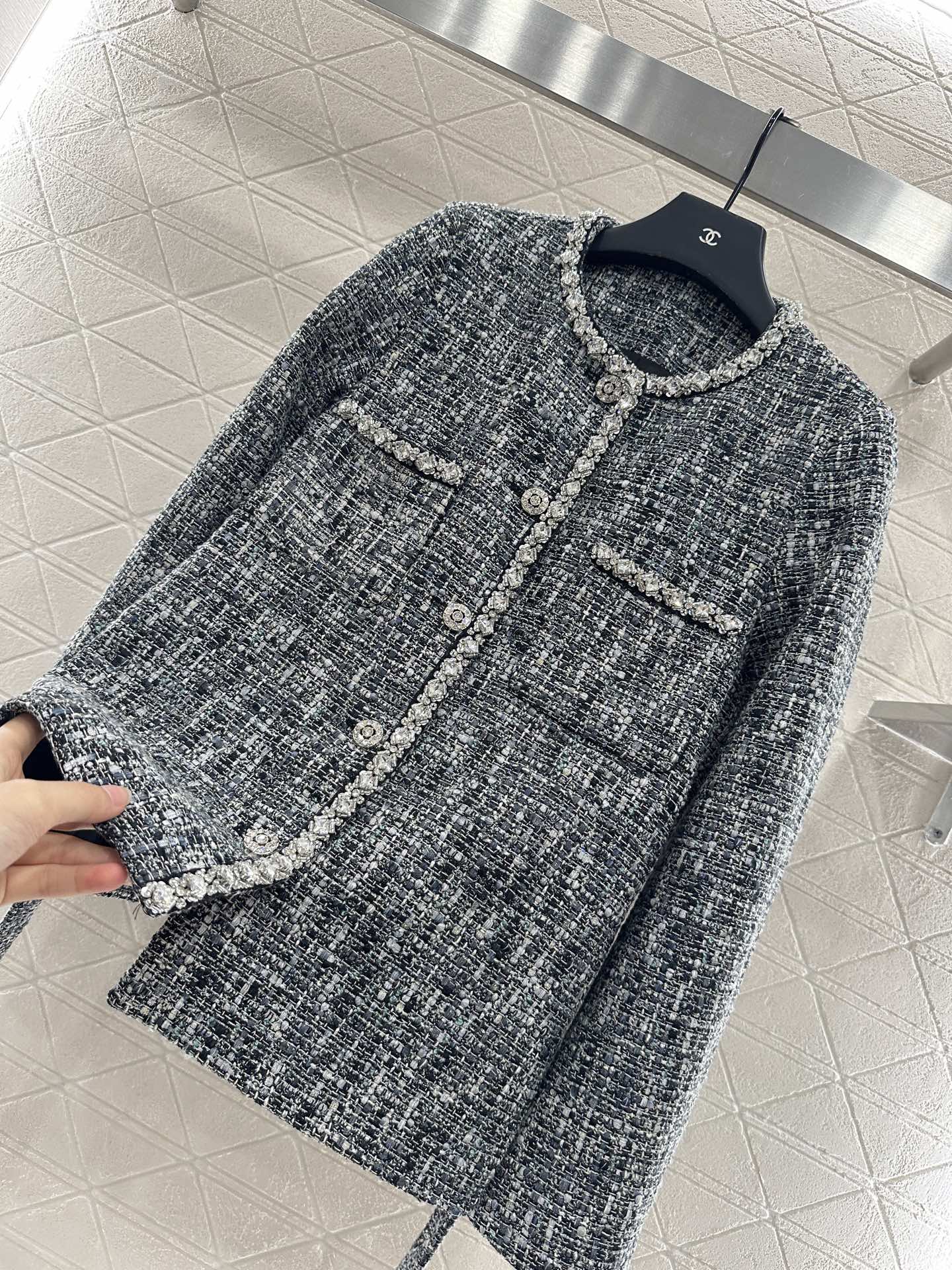 C 25 Crew neck beaded hem jacket