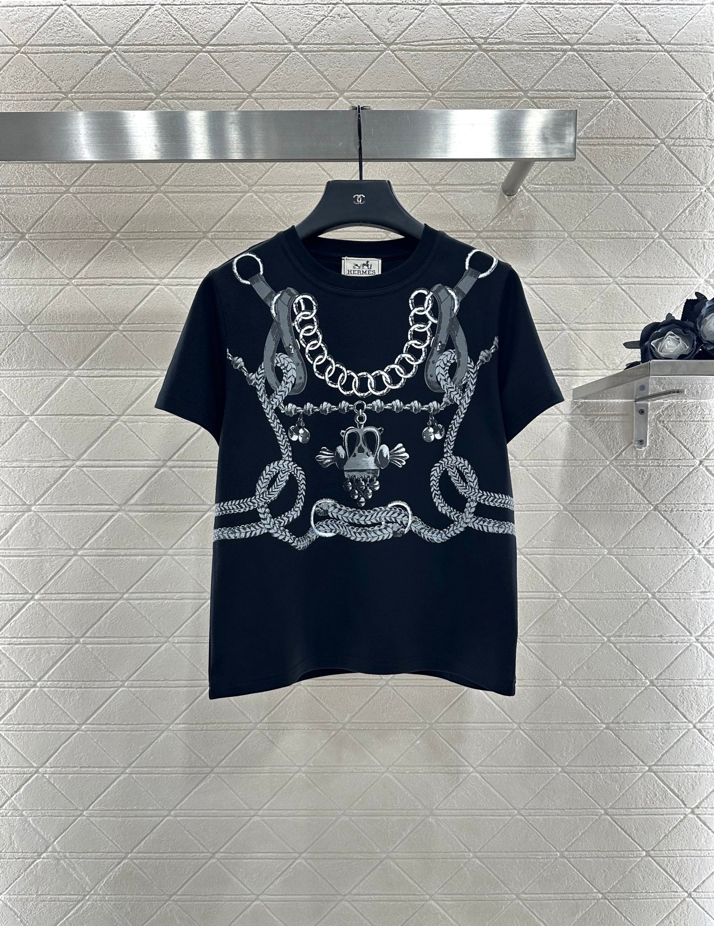 He 25 Round neck chain button print 𝑇𝑒𝑒