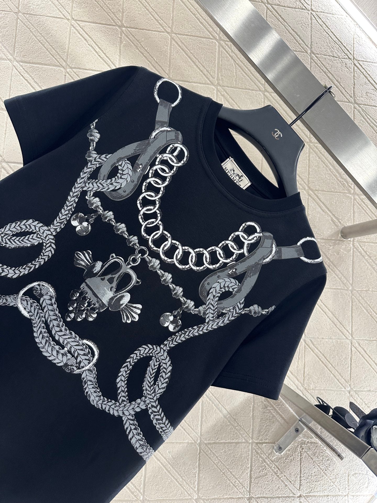 He 25 Round neck chain button print 𝑇𝑒𝑒
