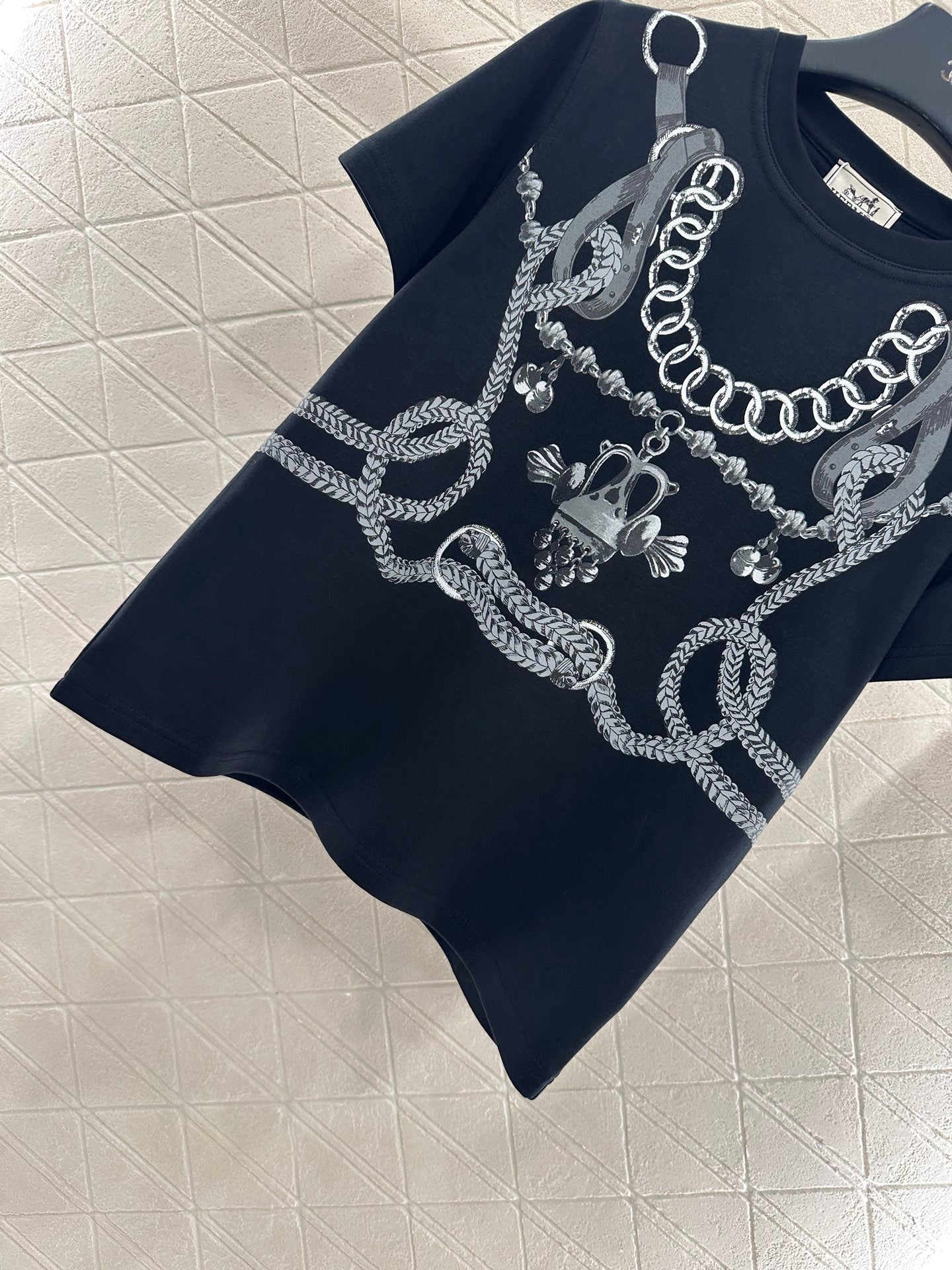 He 25 Round neck chain button print 𝑇𝑒𝑒