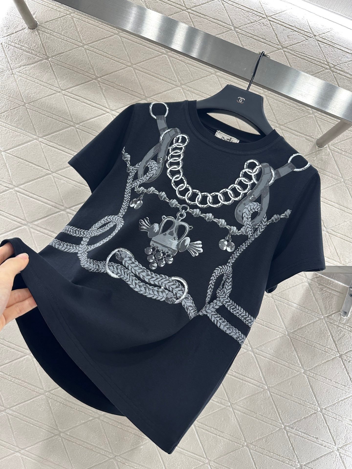 He 25 Round neck chain button print 𝑇𝑒𝑒