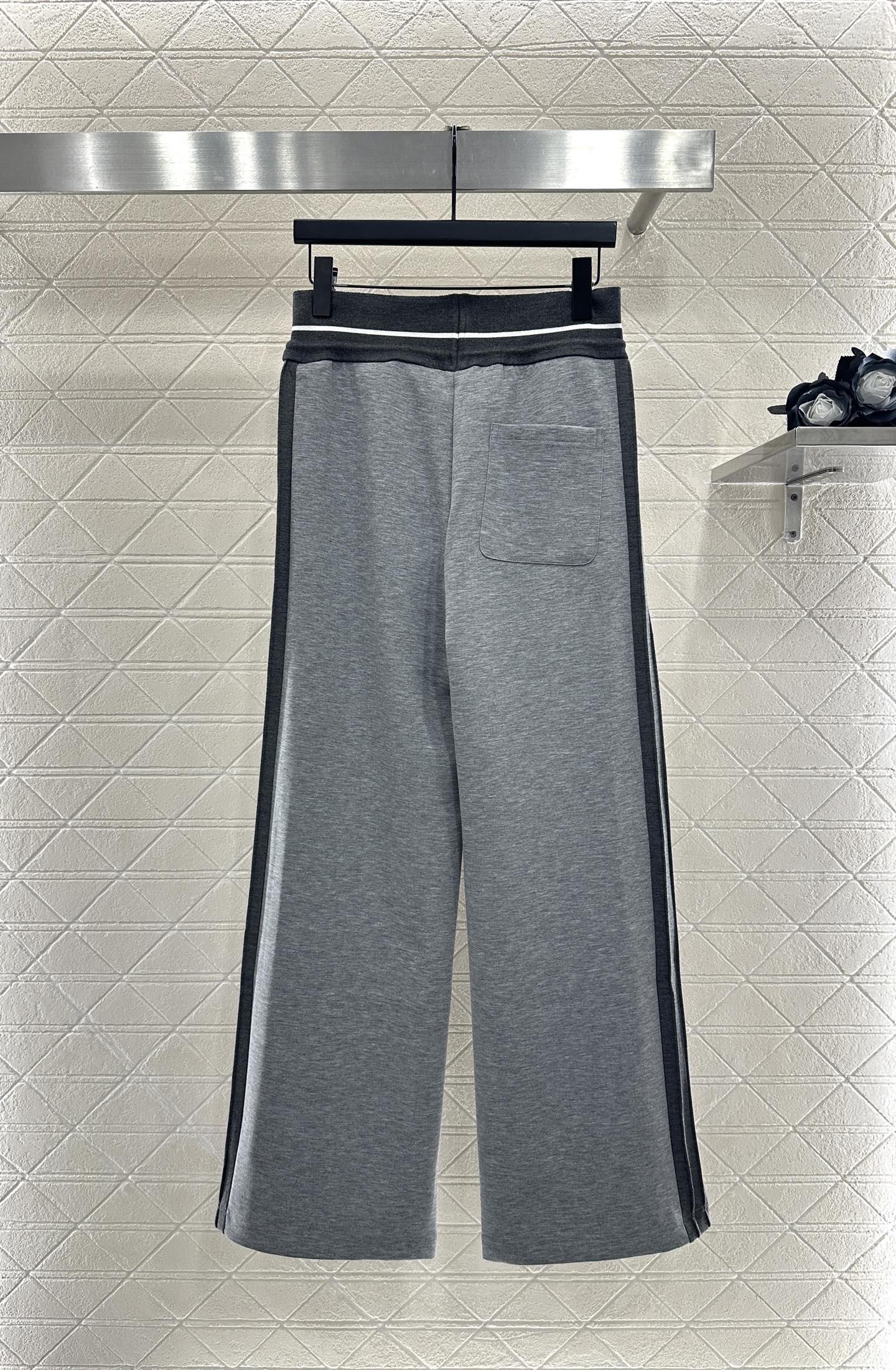 LO 25 Drawstring loose cotton trousers