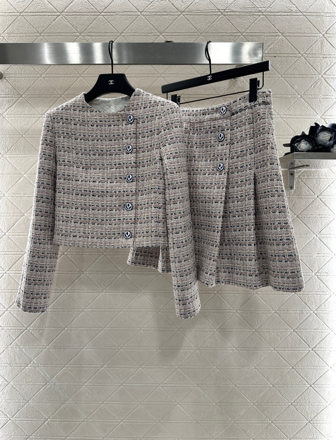 Lor 25 Round neck diagonal pleated short skirt set