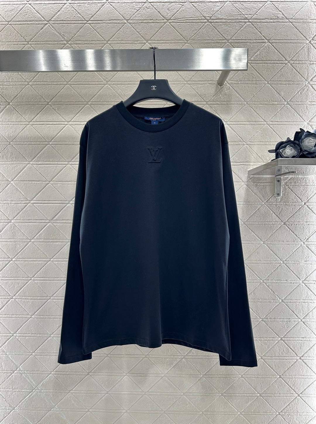 L 25 Embossed letter long sleeved shirt