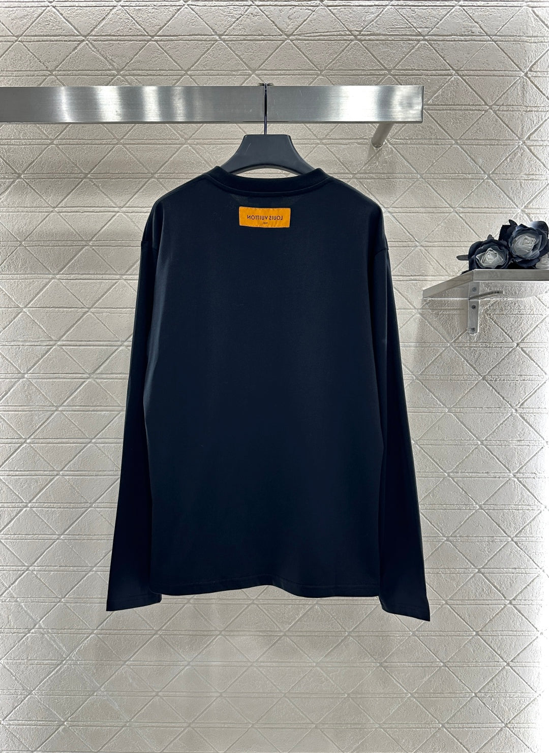 L 25 Embossed letter long sleeved shirt