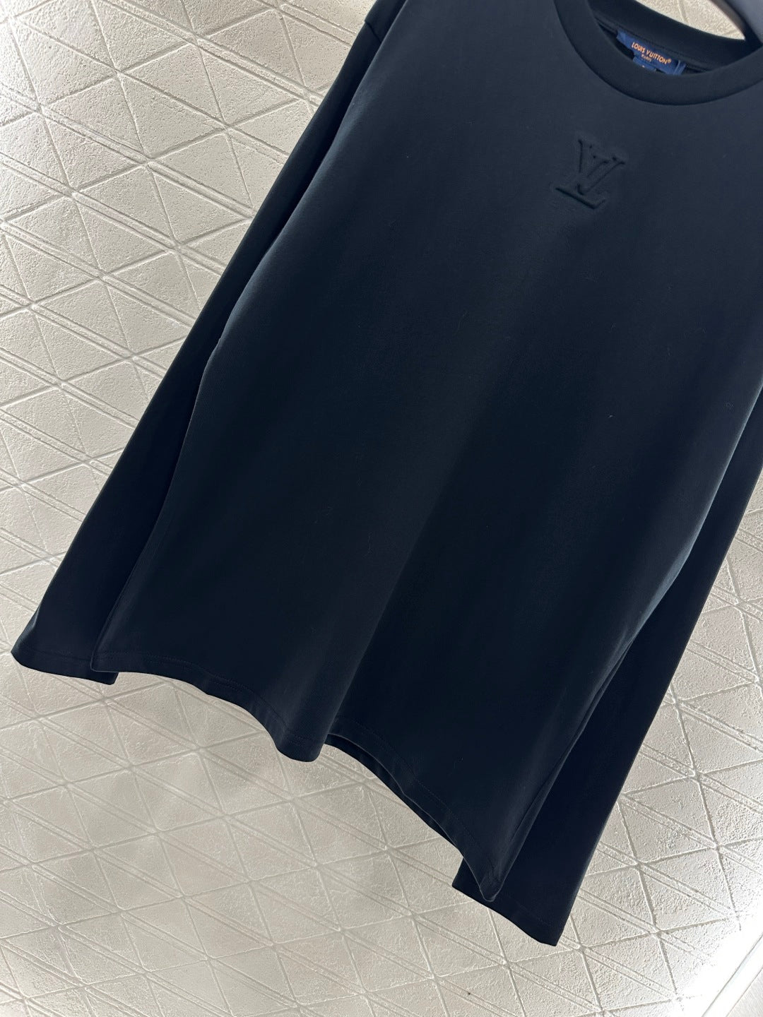 L 25 Embossed letter long sleeved shirt