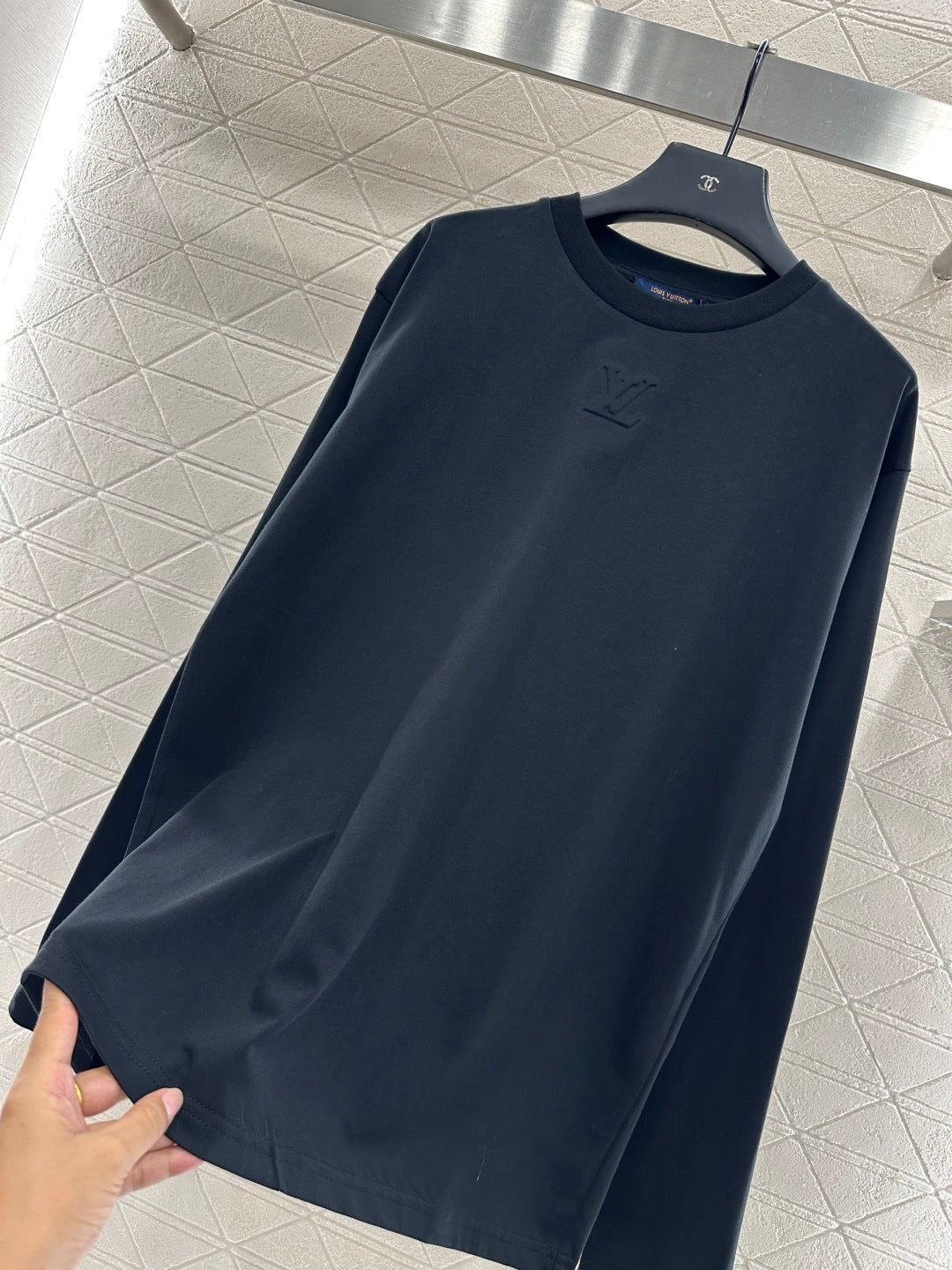 L 25 Embossed letter long sleeved shirt