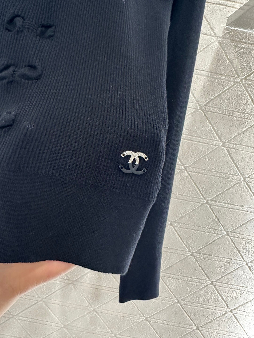 C 25 Bow tie long sleeved sweater