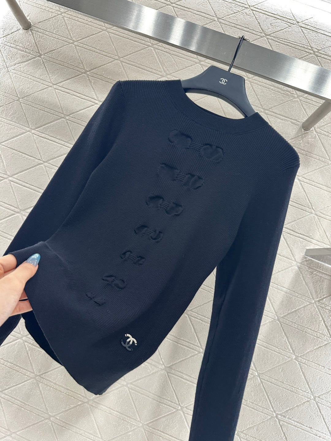 C 25 Bow tie long sleeved sweater